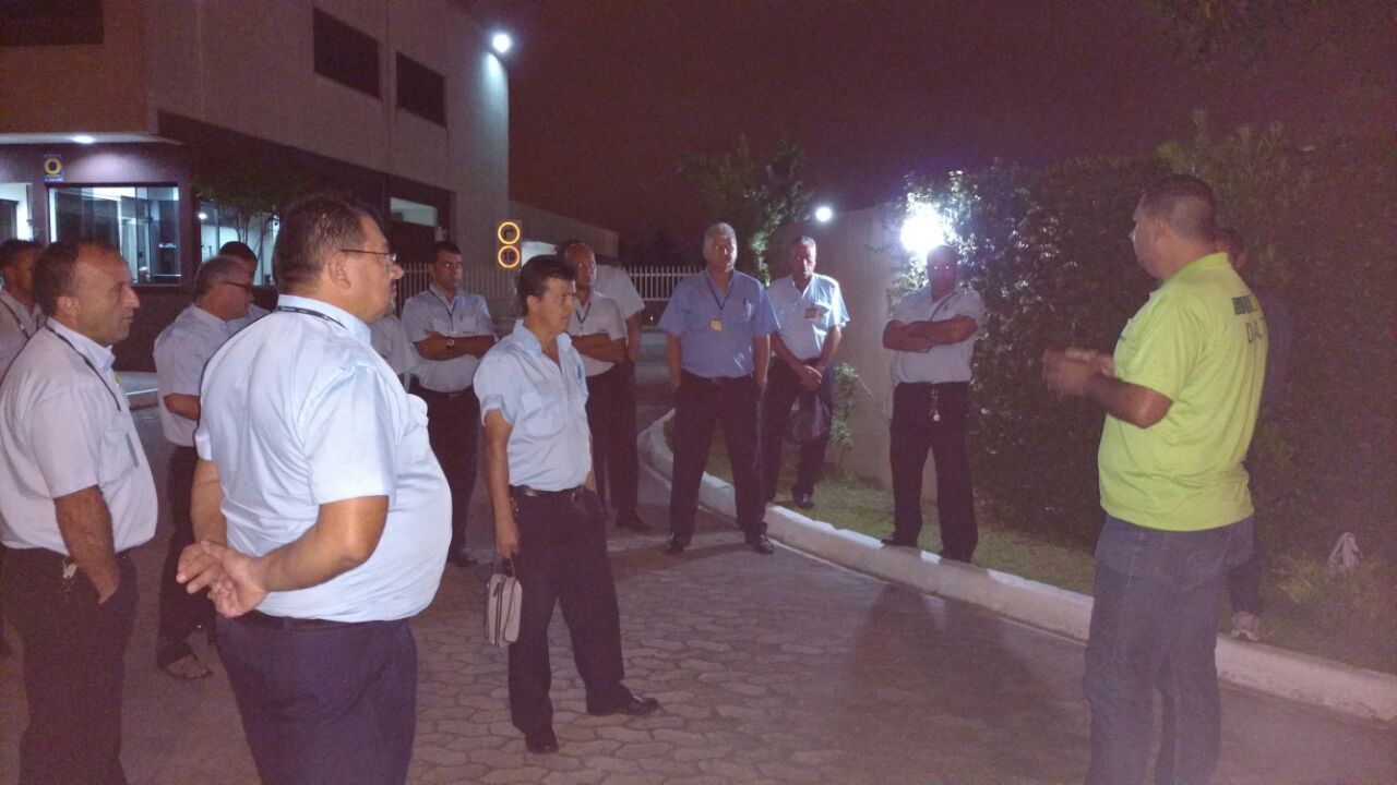 Dirigentes do Sindimoc em assembleia com trabalhadores na madrugada de hoje.